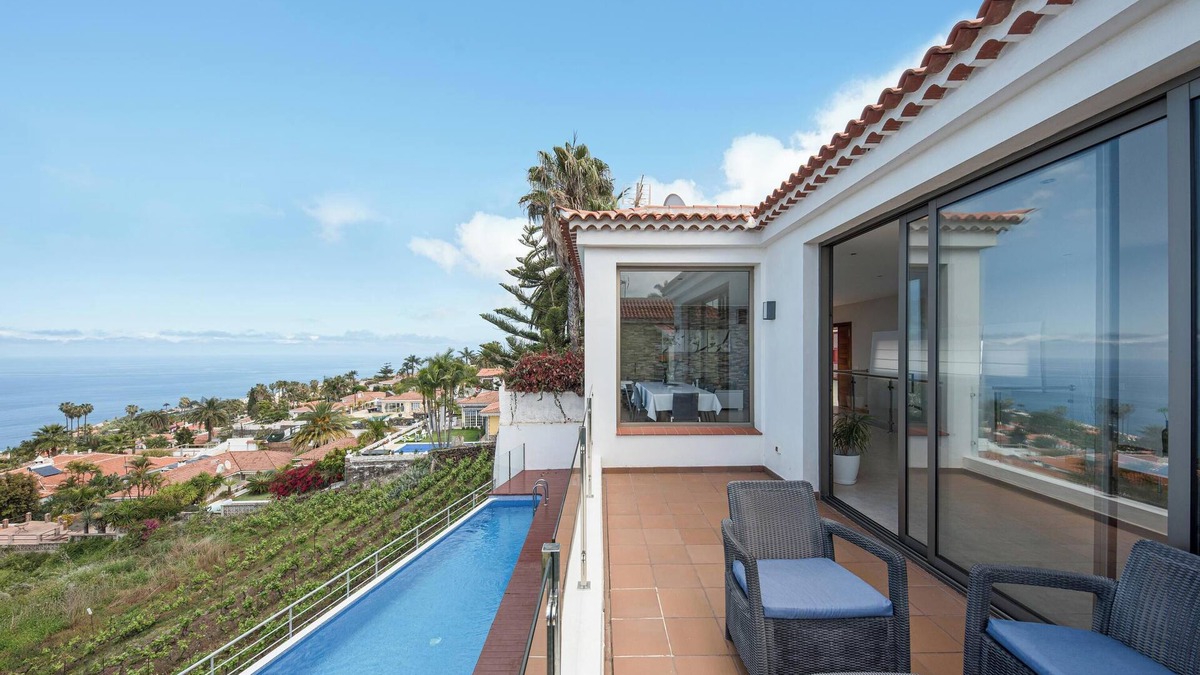 Las Cuevas House | Holiday Home ‘Casa Santa Úrsula’ with Sea View, Pool, Wi-Fi & Garden