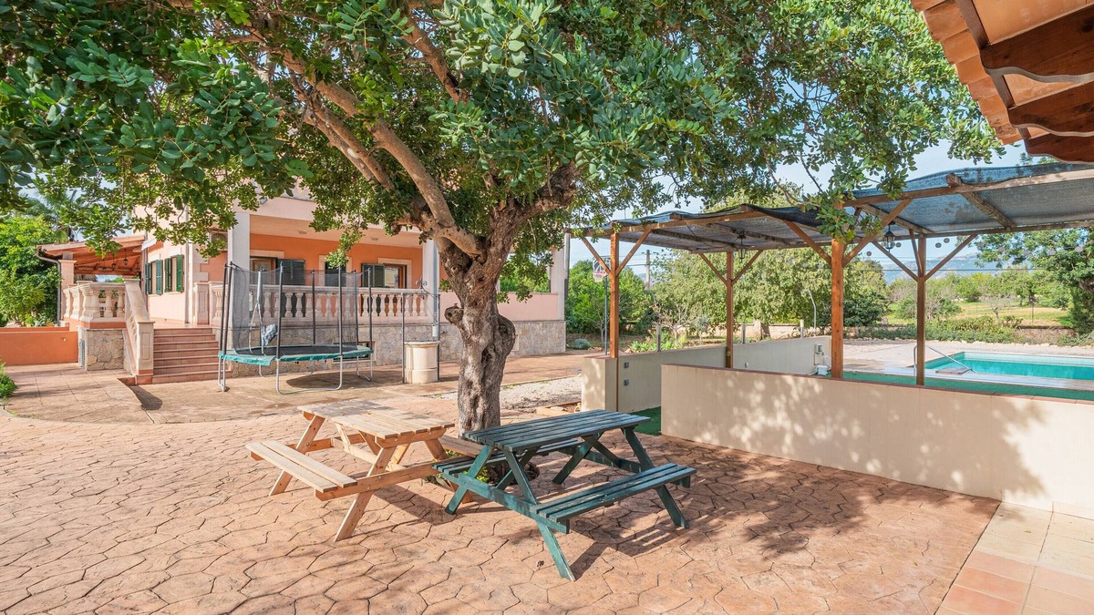 Es Garrovers House | Holiday Home Casa Estilo Mallorquín with Mountain View & Pool