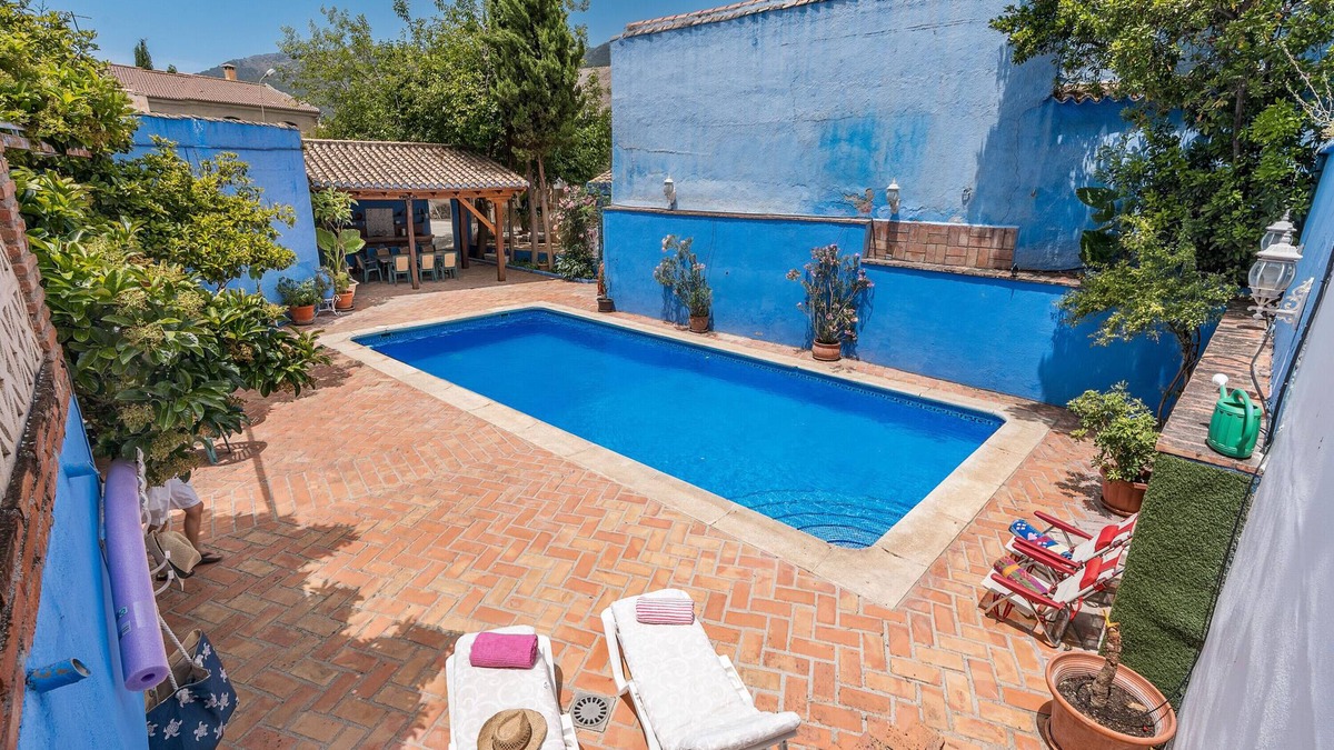 Illora House | Holiday Home 'Casa Familiar De Illora with Pool' with Mountain Views