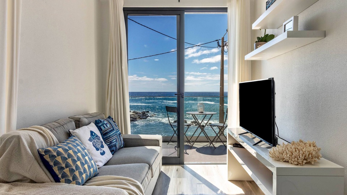 Prazeres House | Holiday Home 'Casa Homem Do Mar' with Sea View, Balcony and Wi-Fi