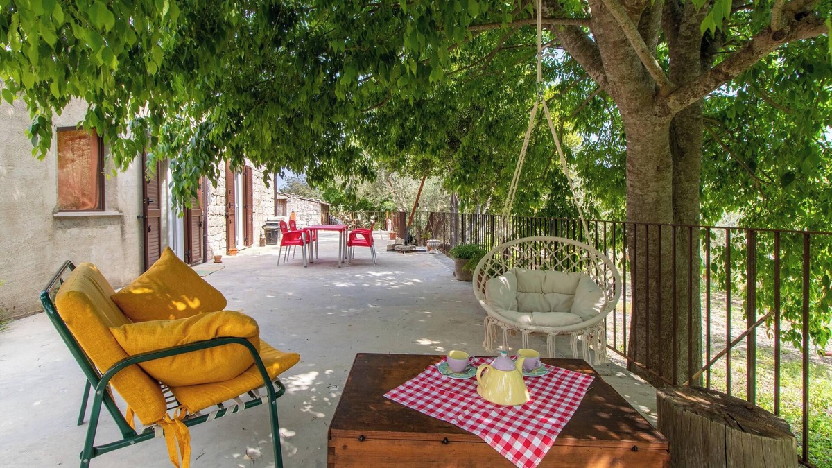 Campanella-Gianforma House | Holiday Home 'Casa Il Carrubbo' with Garden, Terrace & Wi-Fi