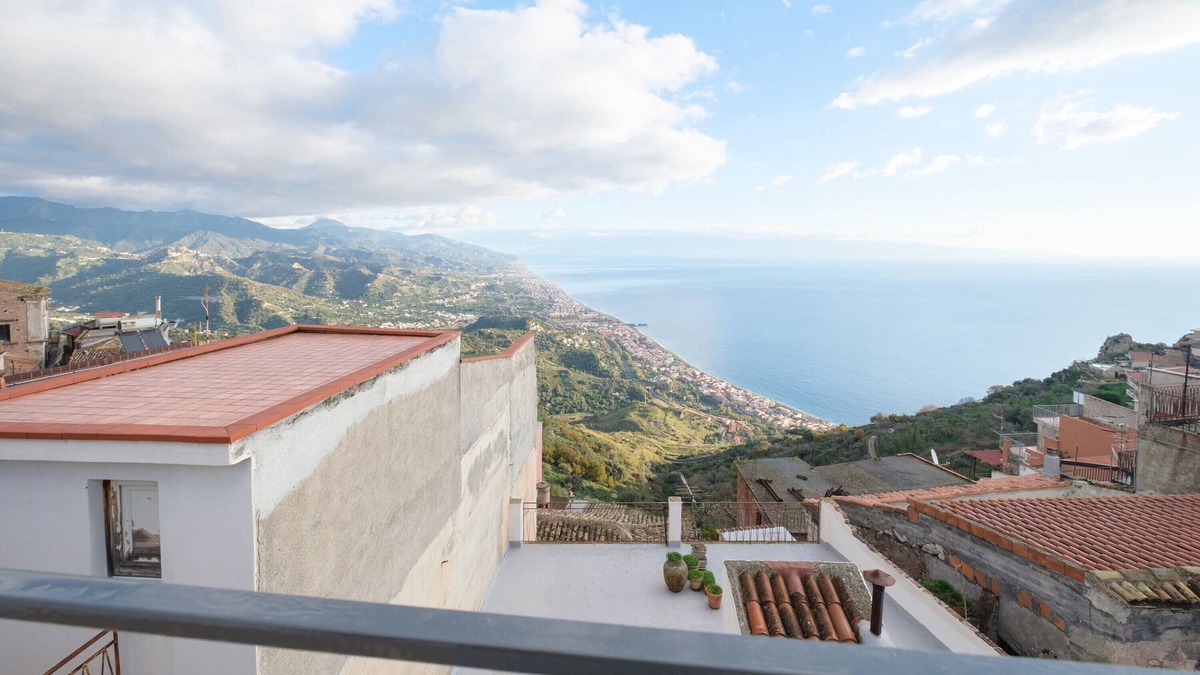 Forza d'Agro House | Holiday Home 'Casa con Terrazze Vista Mare' with Sea View, Wi-Fi and Air Conditioning