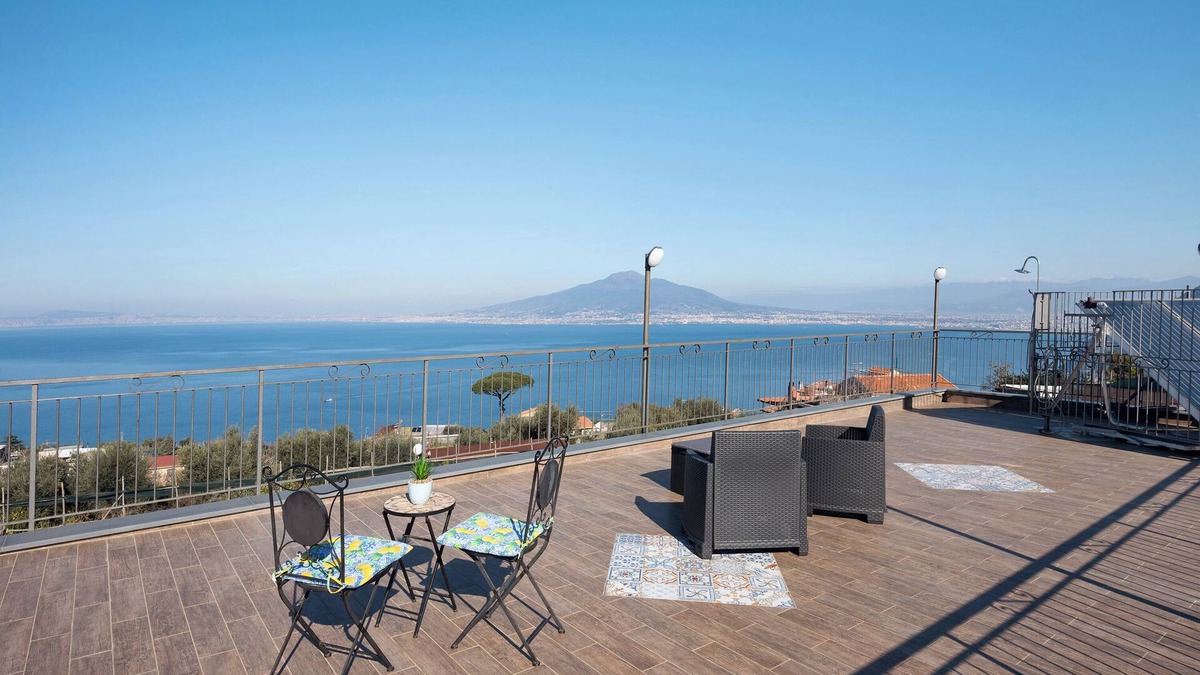 Monte Chiaro House | Holiday Home 'Casa Vacanza Il Casale Del Sole' with Sea View, Wi-Fi and Air Conditioning