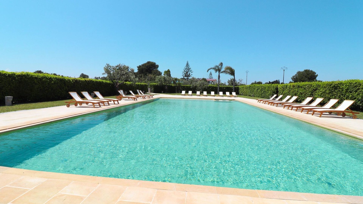 Otranto House | Holiday Home 'Casa Nero D Avola A Otranto' with Shared Pool, Wi-Fi and Air Conditioning
