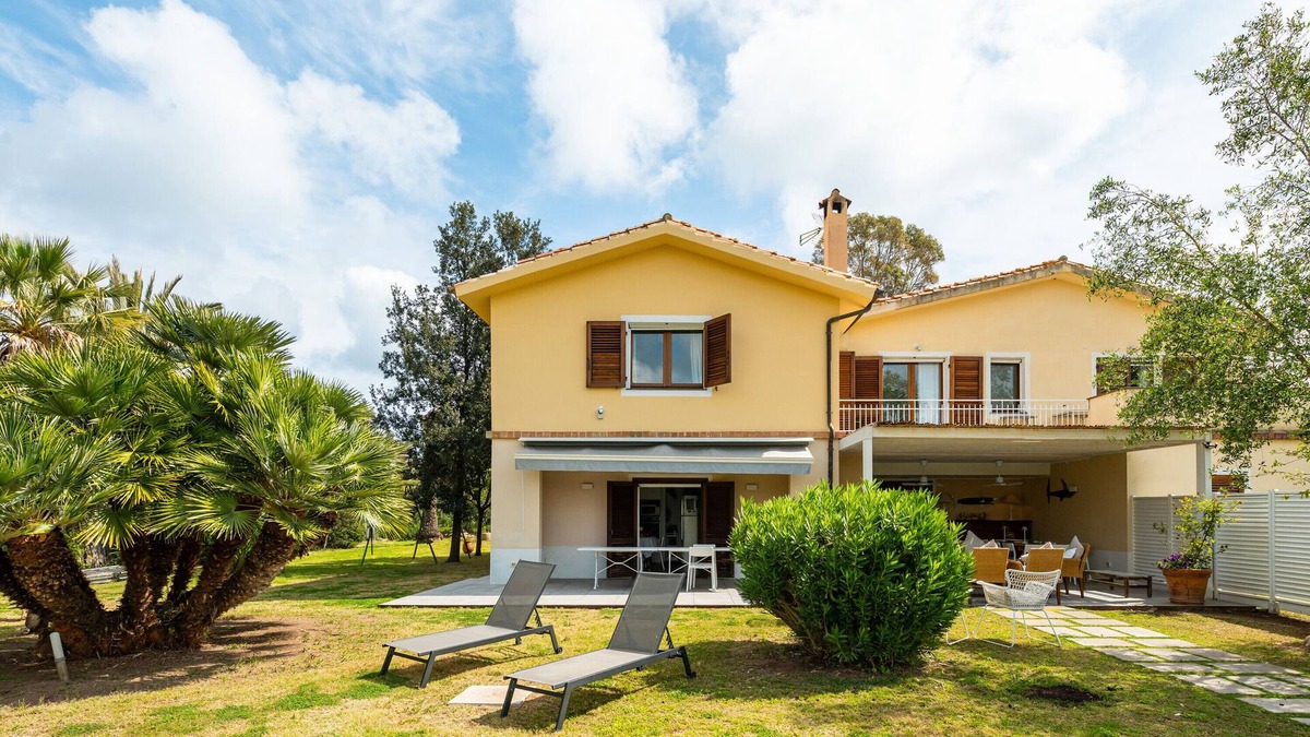 Pula House | Holiday Home 'Casa Peppina Sulla Spiaggia' with Private Terrace, Wi-Fi and Air Conditioning
