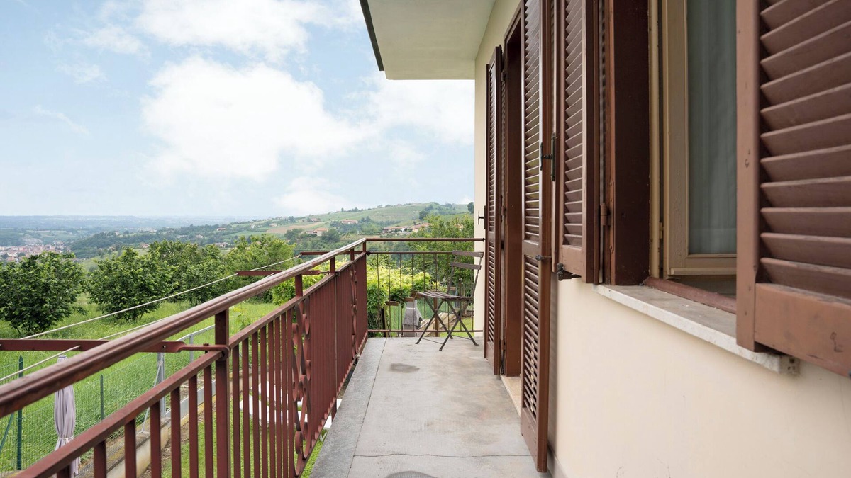 Dogliani House | Holiday Home 'Casa Pianezzo Dogliani' with Mountain View, Private Pool and Wi-Fi