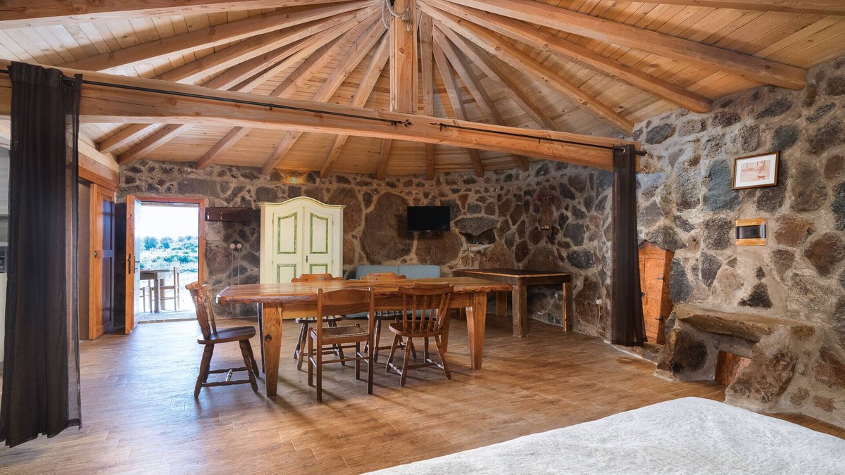 Orosei House | Holiday Home 'Casa Pinnettu' with Private Terrace and Air Conditioning