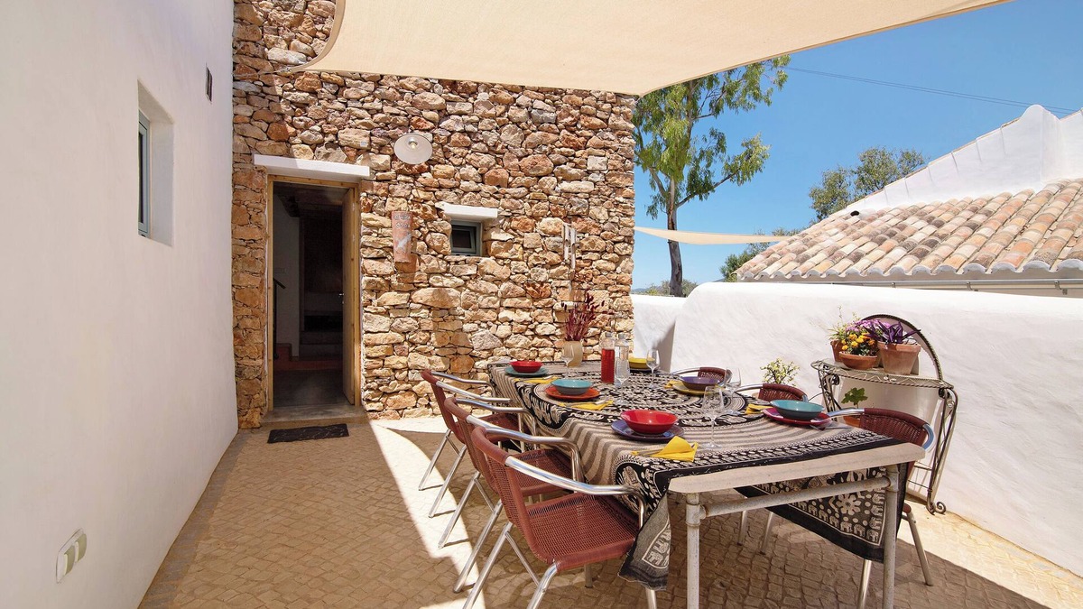 Moncarapacho e Fuseta House | Holiday Home 'Casa Osga' with Mountain View, Shared Pool, Terrace & Wi-Fi