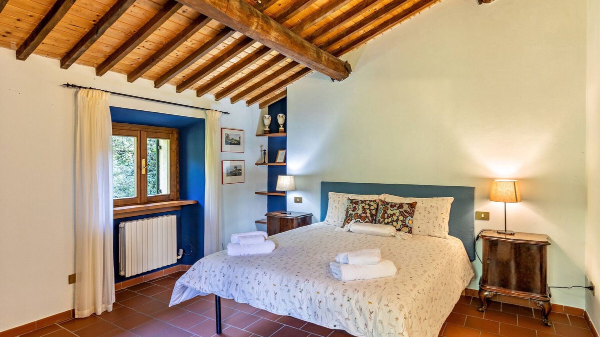 Nord-Est Apartment | Holiday Home 'Casa Rossa Vendri' with Private Garden and Wi-Fi