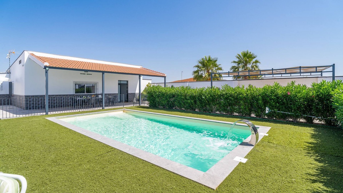 La Lantejuela House | Holiday Home 'Casa Rural Villa Gordito' with Private Pool, Wi-Fi and Air Conditioning