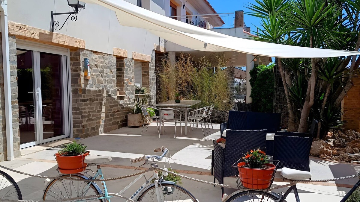 Deltebre House | Holiday Home "Casa Rural Mestre" with Shared Outdoor Pool, A/C and Wi-Fi