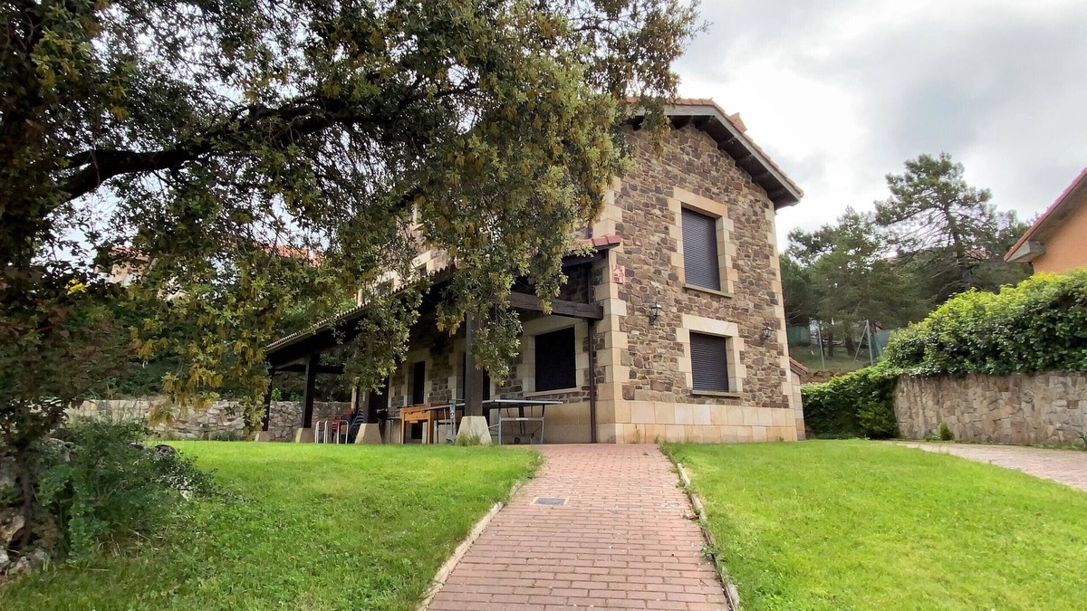 Ventosilla de San Juan House | Holiday Home 'Casa Rural La Carrasquilla' with Private Terrace, Private Garden and Wi-Fi