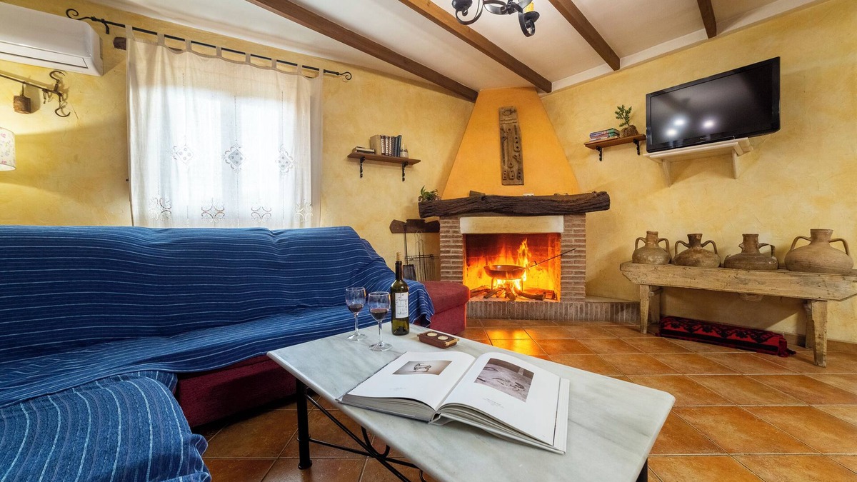 Laroya House | Holiday Home 'Casa Rural Matasiete' with Mountain View, Shared Pool and Wi-Fi