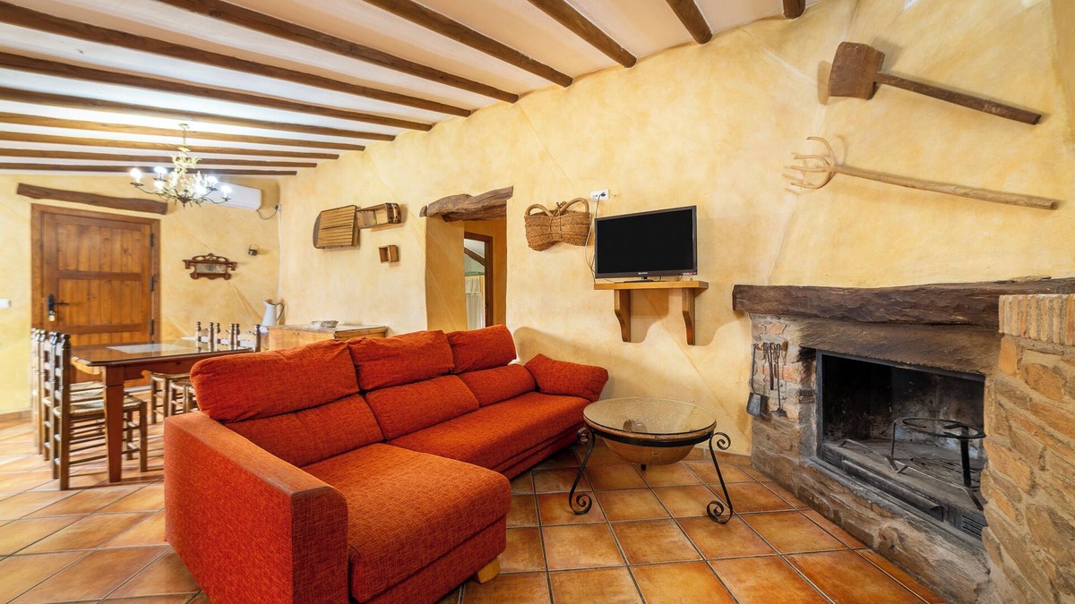 Laroya House | Holiday Home 'Casa Rural San Marcos' with Mountain View, Shared Pool and Wi-Fi