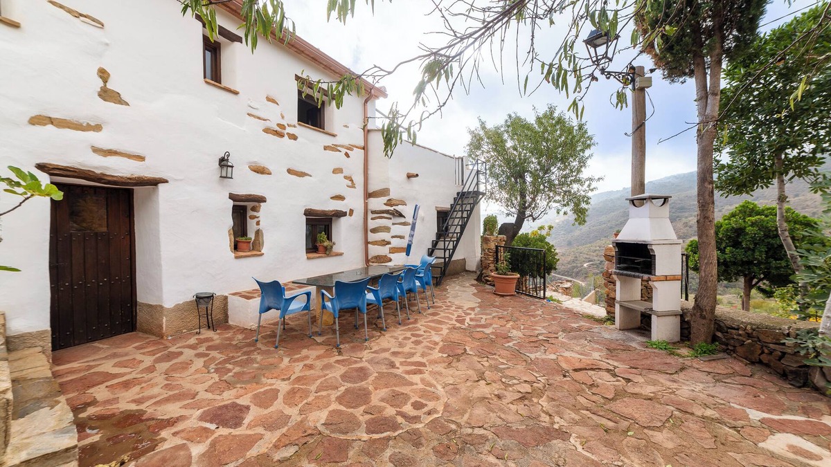 Laroya House | Holiday Home 'Casa Rural La Curiosa' with Mountain View, Shared Pool and Wi-Fi