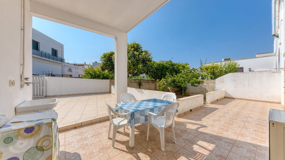 Felline House | Holiday Home 'Casa Saulle - Costruzione Tipica' with Terrace, Garden and Air Conditioning