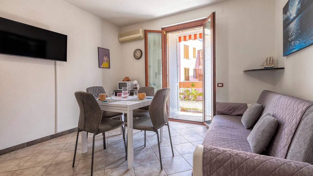 Lido Apartment | Holiday Home 'Casa 'Sole Del Lido' with Balcony and Air Conditioning