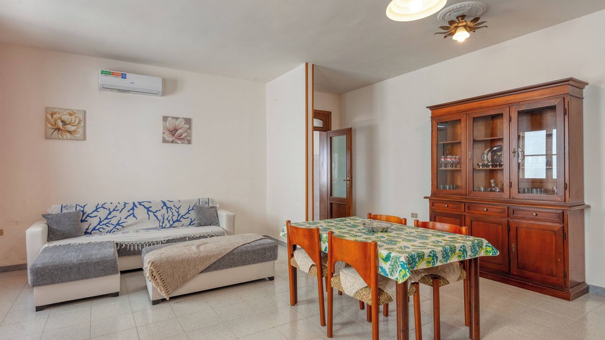Casalabate House | Holiday Home 'Casa Vacanza Zia Candida' with Private Garden and Air Conditioning
