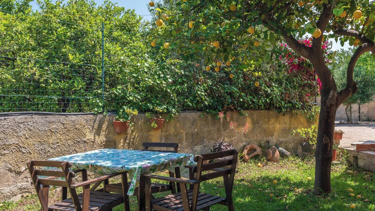 Falaride House | Holiday Home 'Casale Siculo' with Wi-Fi, Garden and Terrace