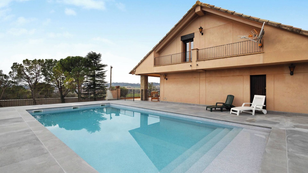 Avia House | Holiday Home 'Casanova De Noet' with Private Pool, Private Terrace and Wi-Fi