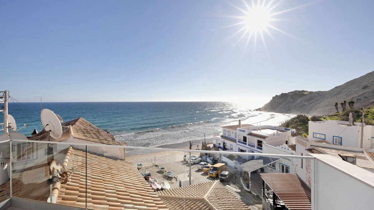 Burgau House | Holiday Home 'Casinha' with Sea View, Wi-Fi and Air Conditioning