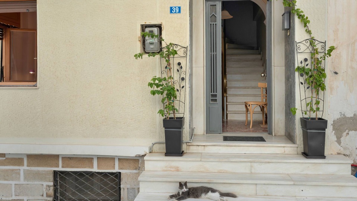 Ermoupoli House | Holiday Home 'Central Apartment Lili' with Air Conditioning