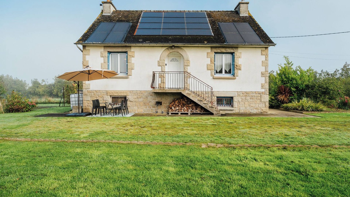 Plumaudan House | Holiday Home 'Charmante Maison' with Private Terrace, Private Garden and Wi-Fi