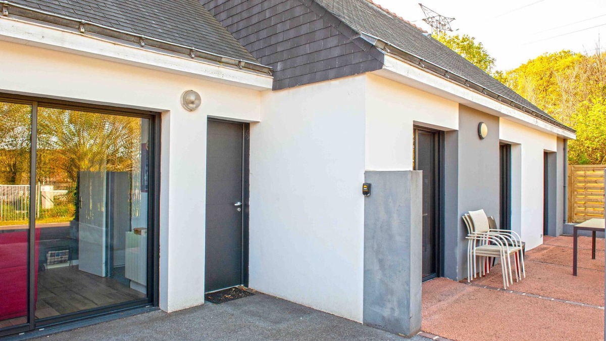 Brech House | Holiday Home 'Charmante Maisonnette Contemporaine' with Shared Terrace
