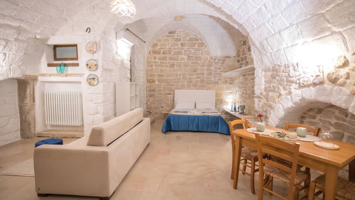 Trani House | Holiday Home 'Charme Room Dimora D'incanto' with Wi-Fi and Air Conditioning