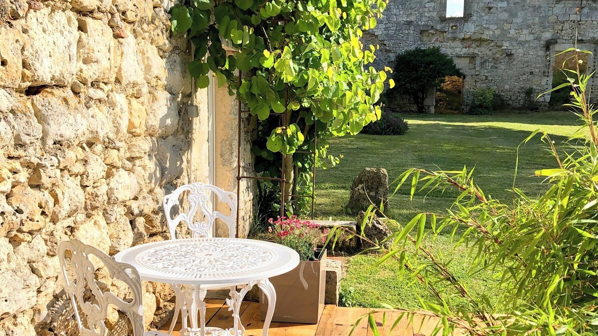 Cumont House | Holiday Home 'Château Des Fours' with Private Terrace, Shared Garden and Wi-Fi