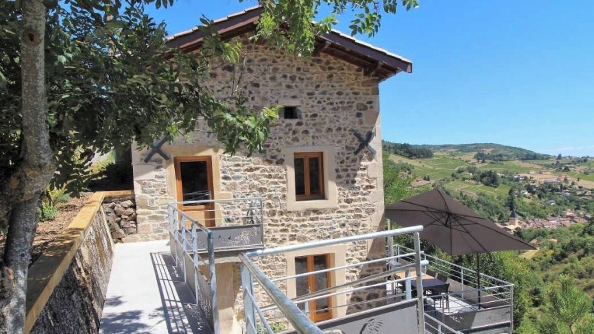 Beaujeu House | Holiday Home 'Château Saint-jean' with Mountain View, Private Terrace and Wi-Fi
