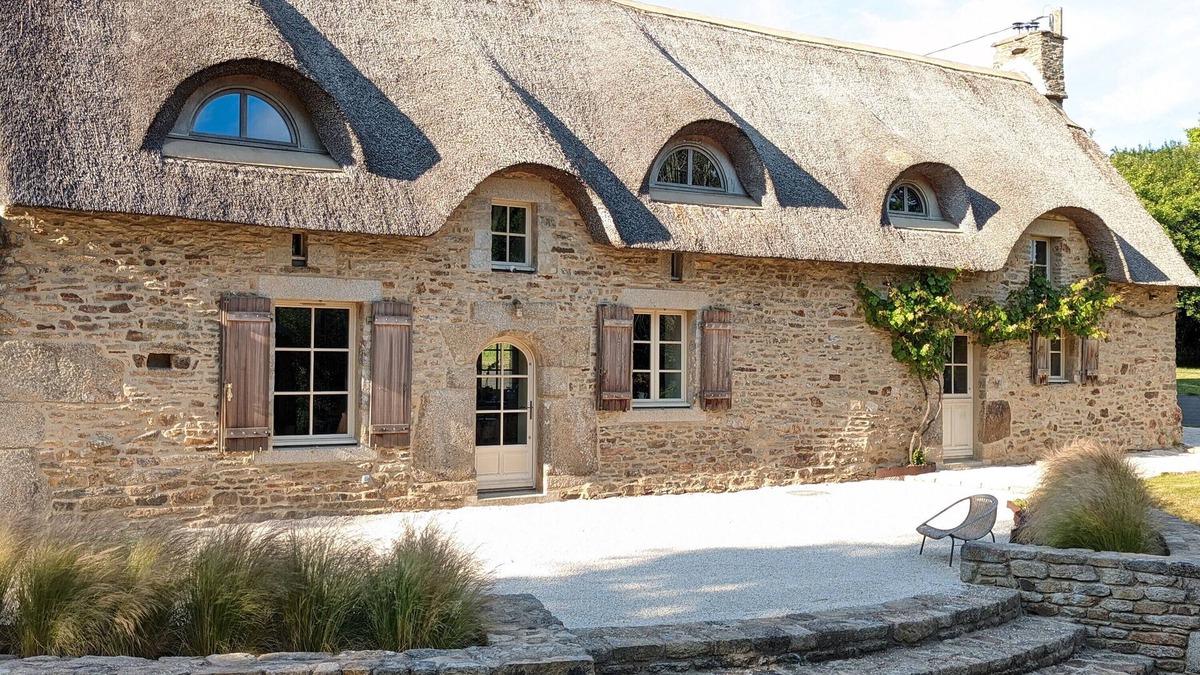 Camors House | Holiday Home 'Chaumière Bretonne - Palais Du Thé' with Shared Terrace, Private Garden and Wi-Fi