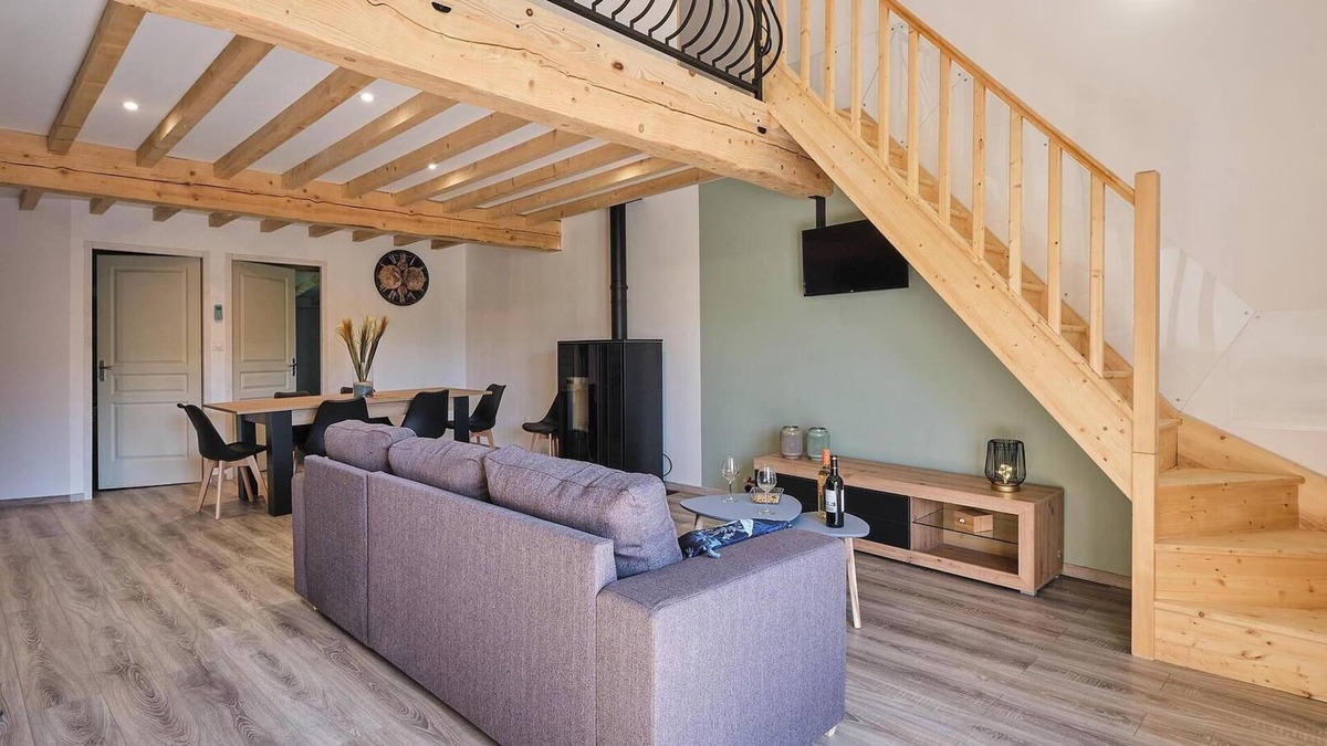 Espezel House | Holiday Home 'Chez Louisette' with Mountain View, Balcony and Wi-Fi