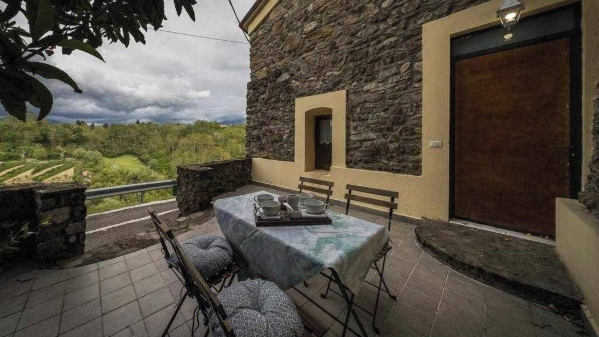 San Terenzo Monti House | Holiday Home 'Chiarissima Dei Venti' with Mountain View, Private Terrace and Wi-Fi