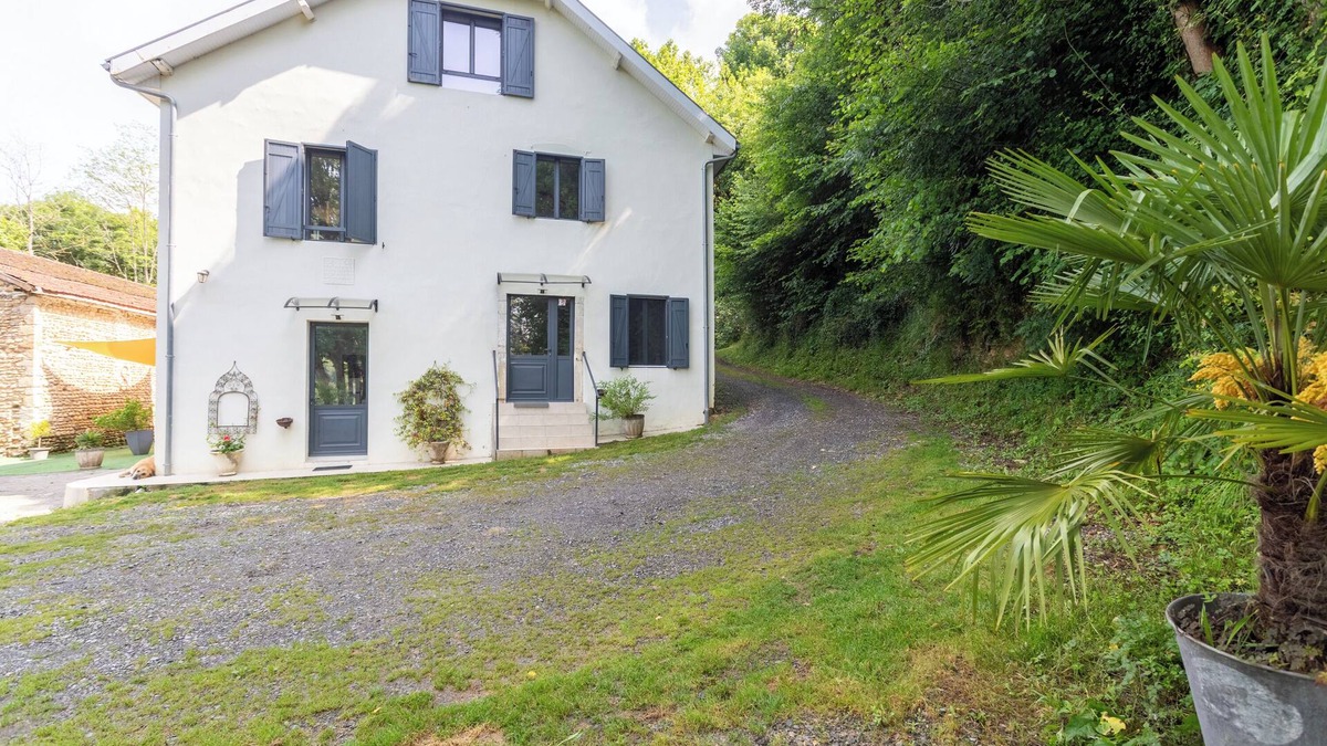Monein House | Holiday Home 'Cholena - Domaine Helaku' with Shared Terrace, Shared Garden and Wi-Fi