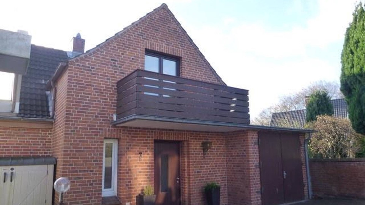 Altenholz House | Holiday home close to the Baltic Sea on the NOK - holiday home, shower and bathtub, toilet