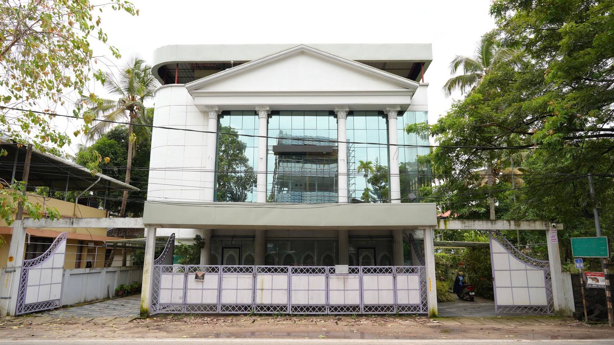 Maradu Apartment | Holiday Home Cochin nLocated in Ernakulam Near to Gandhi Square, Poonithura.