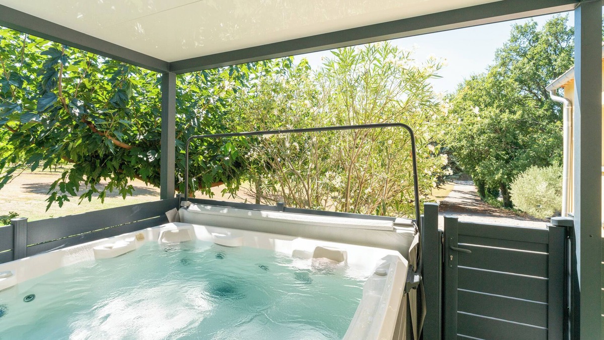 Malaucene House | Holiday Home 'Coin De Paradis Au Mont Ventoux' with Private Terrace, Wi-Fi and Air Conditioning