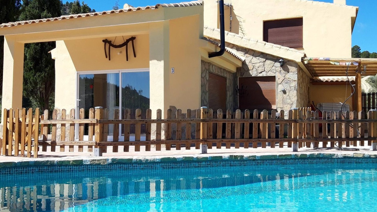 Castril House | Holiday Home ‘Cortijo la Era’ with Mountain View, Pool & Wi-Fi