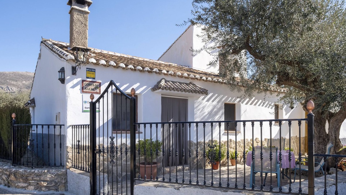 Periana House | Holiday Home 'Cortijo Salva' with Private Garden and Wi-Fi