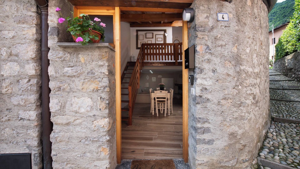 Vassena House | Holiday Home 'Cottage' with Wi-Fi