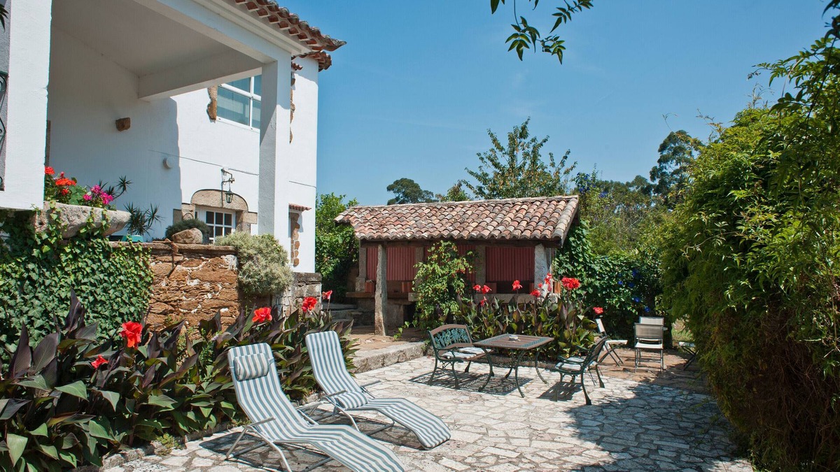 O Rosal House | Holiday Home 'Cottage' with Mountain View, Shared Pool and Wi-Fi