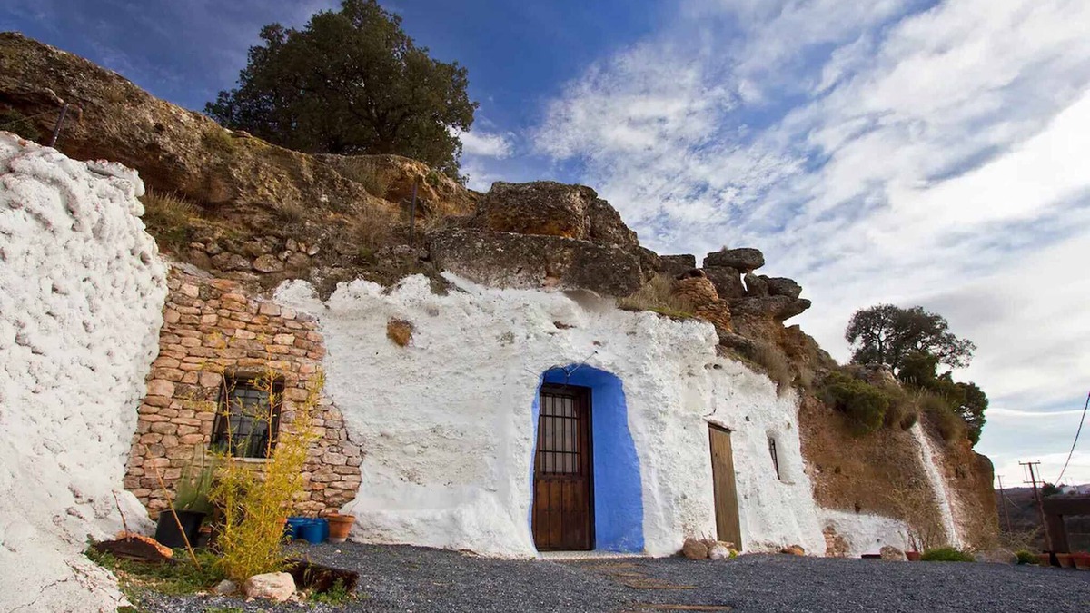 Los Balcones House | Holiday Home 'Cueva Balcones de Piedad - Granado' with Terrace, Shared Pool & Wi-Fi