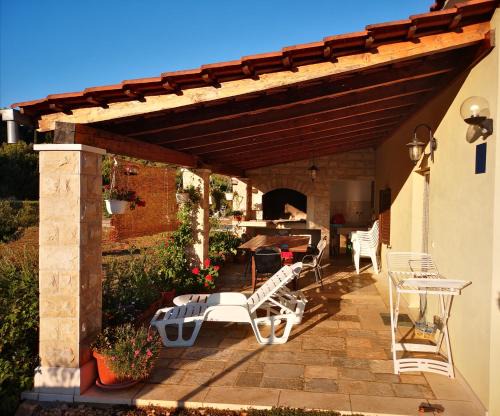 Cove Rogacic House | Holiday Home Cvitka
