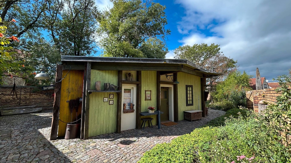 Sandersdorf-Brehna House | Holiday Home 'Das Künstlerhaus' with Private Terrace, Private Garden and Wi-Fi