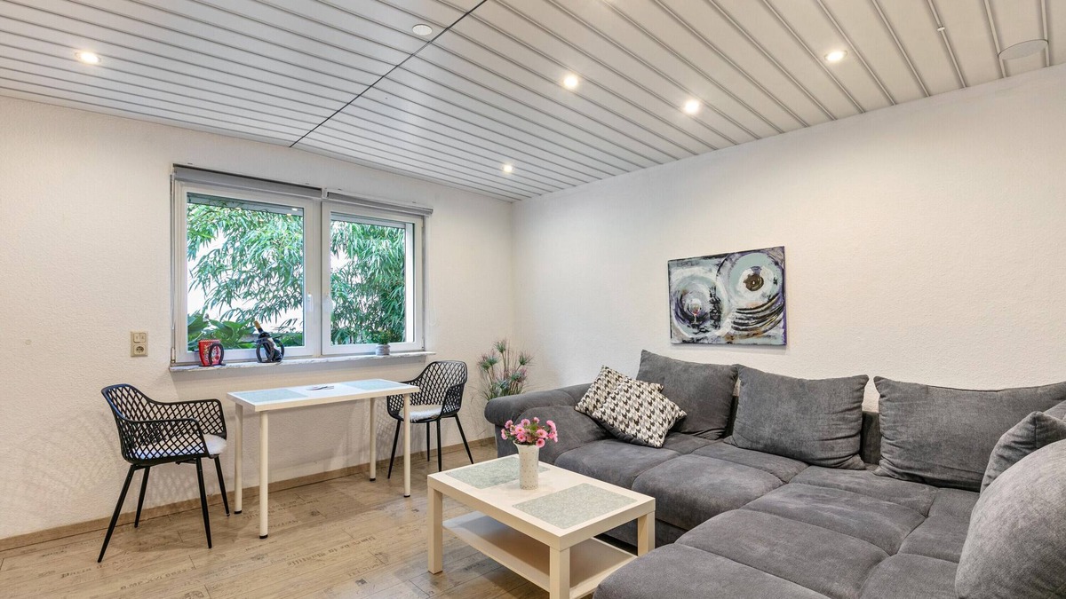 Bernau bei Berlin House | Holiday Home 'Kleines Haus' with Private Terrace and Wi-Fi
