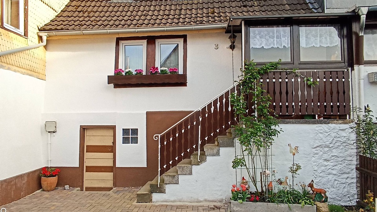 Frankisch-Crumbach House | Holiday Home 'Tiny Old House' with Private Terrace, Wi-Fi and Air Conditioning