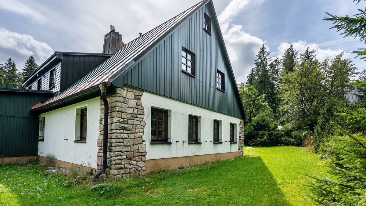 Johanngeorgenstadt House | Holiday Home 'Henneberg' with Private Terrace, Private Garden and Wi-Fi