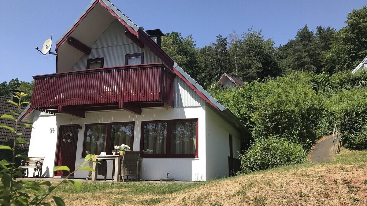 Kemmerode House | Holiday home in Reimboldshausen with balcony