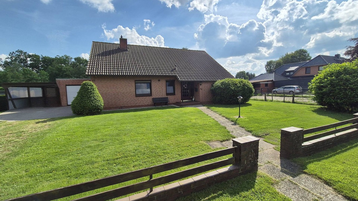 Rehm-Flehde-Bargen House | Holiday Home 'Dörpshus-Bargen' with Private Terrace, Private Garden and Wi-Fi